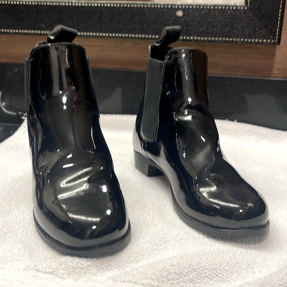 These are chic, lightly worn, patent leather horse show boots.
